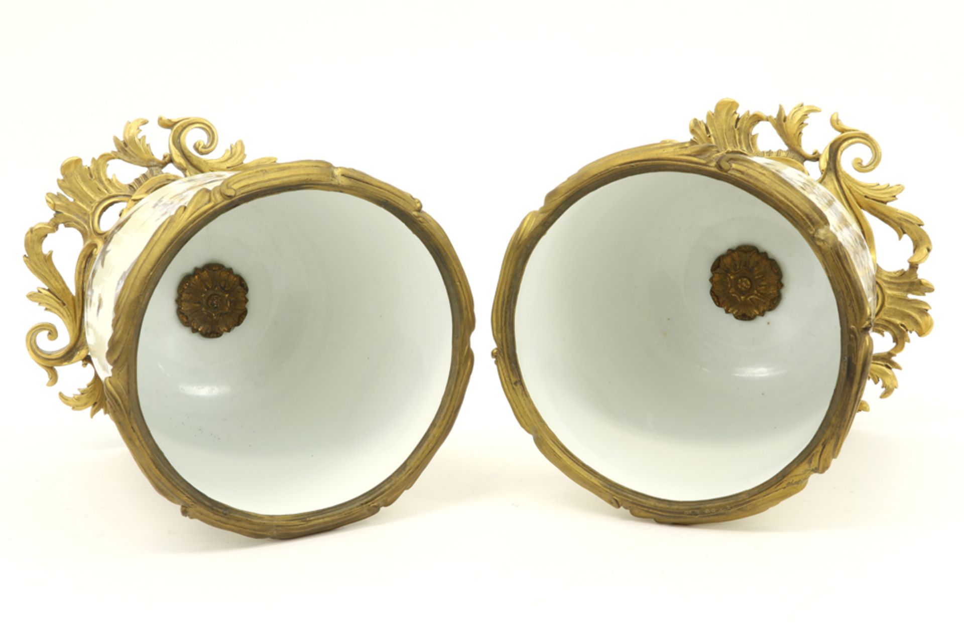 pair of 19th Cent. jardiniers in porcelain from Paris with a gilded bronze mounting||Paar - Bild 3 aus 3
