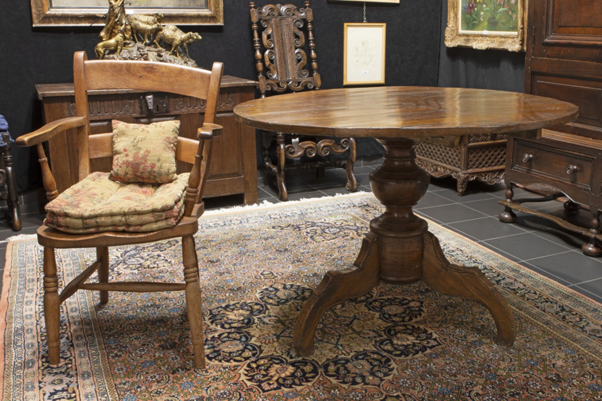 19th Cent. table in walnut and a ship's chair||Lot (2) van een negentiende eeuwse tafel in