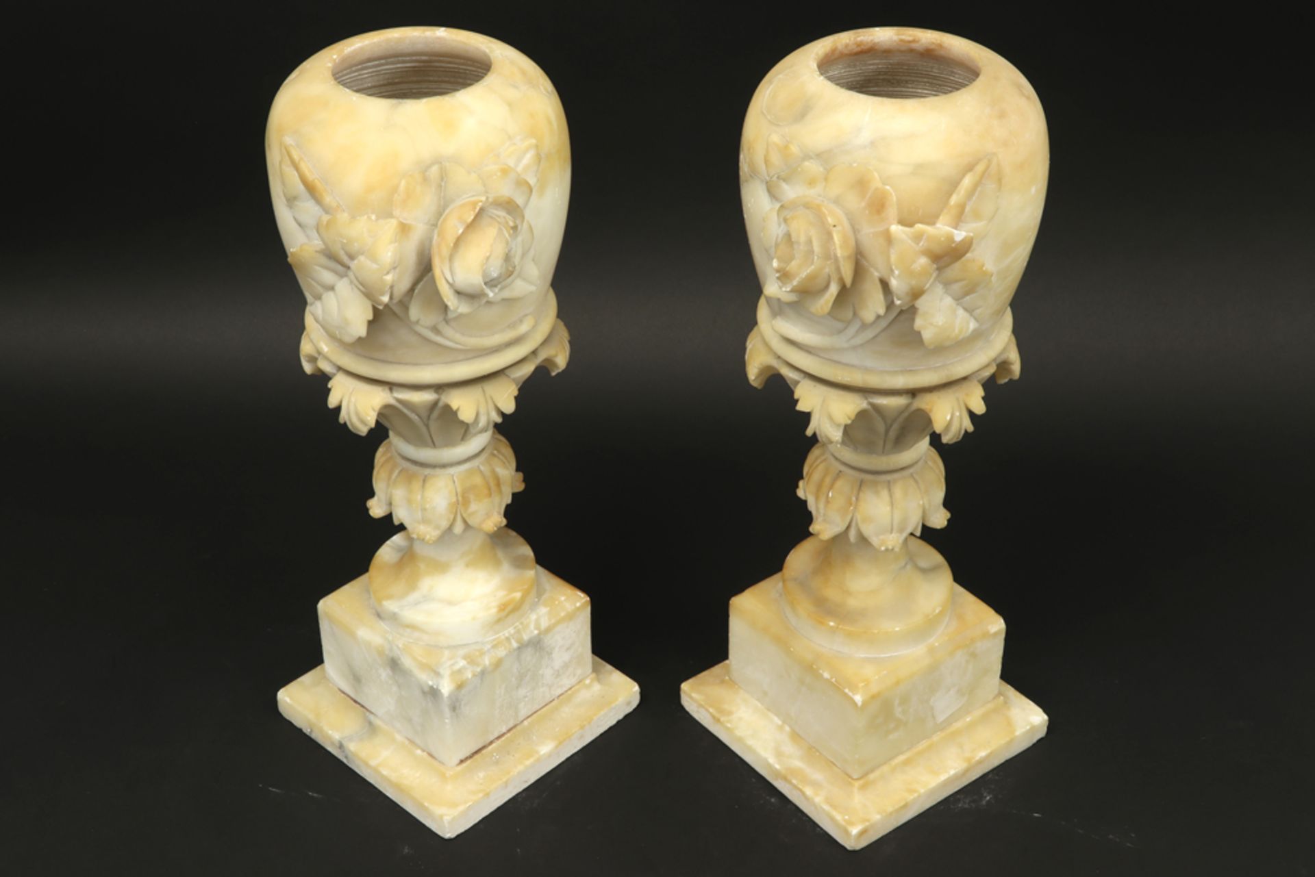 pair of alabaster urns||Paar urnes op voet in albast - hoogte : ca 43 cm - Bild 3 aus 3
