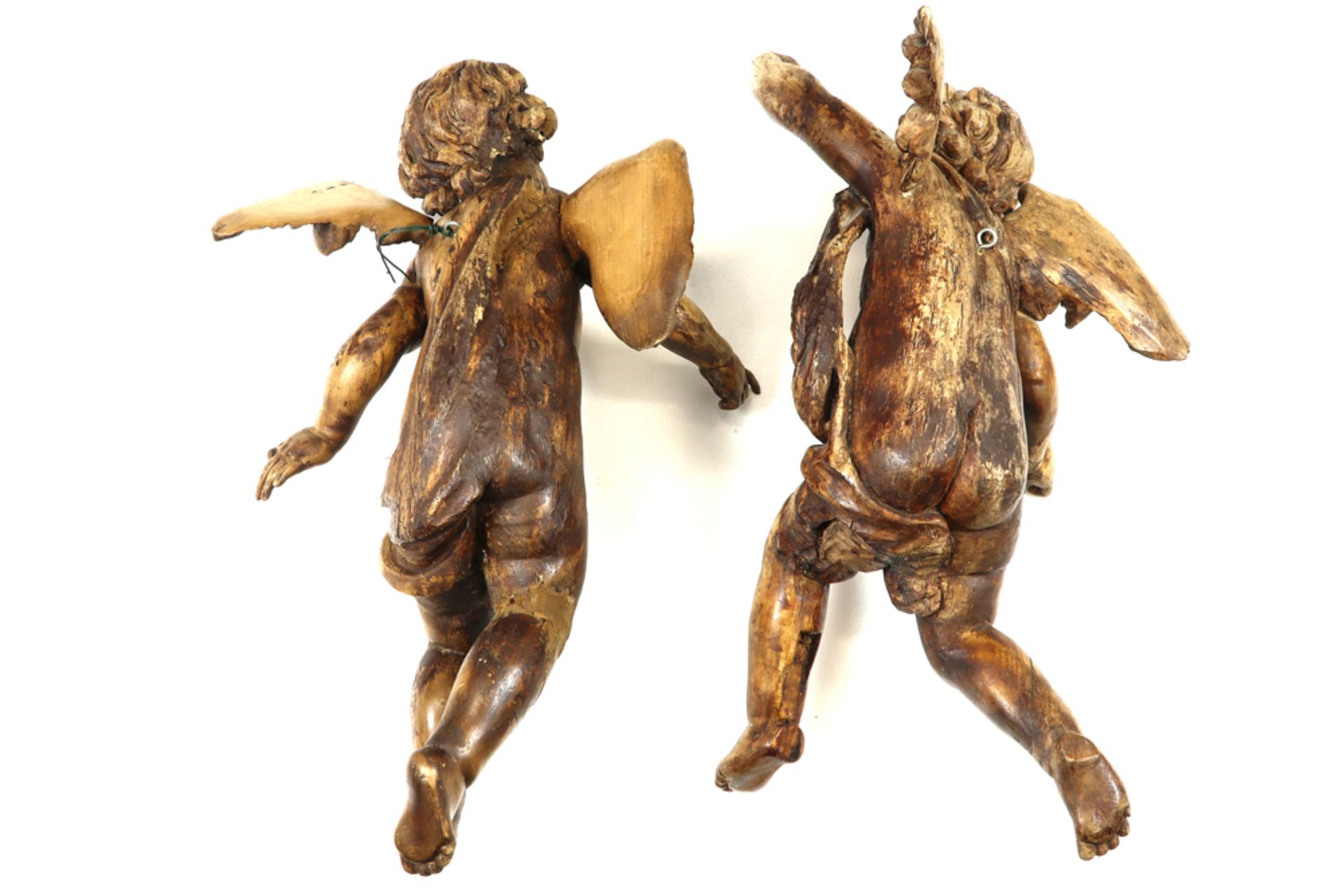 pair of 17th/18th Cent. baroque style cupid sculptures in wood||Paar zeventiende/achttiende eeuwse - Image 4 of 4