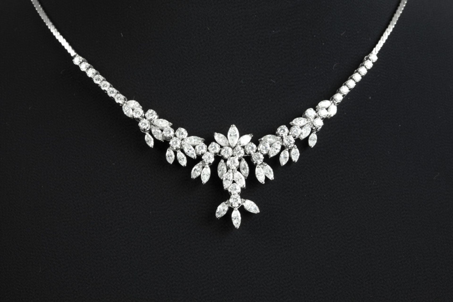 superb necklace in white gold (18 carat) with ca 8,40 carat of very high quality navette and