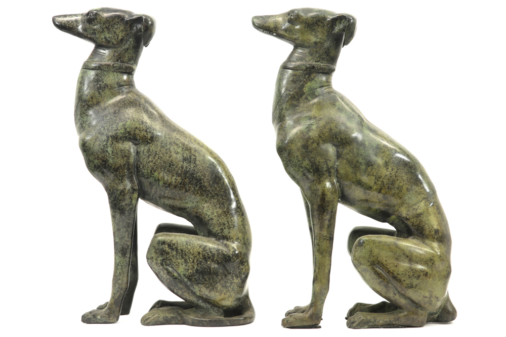 pair of decorative "Sitting dogs" sculptures in bronze with a greenish patina||Paar decoratieve - Image 4 of 5