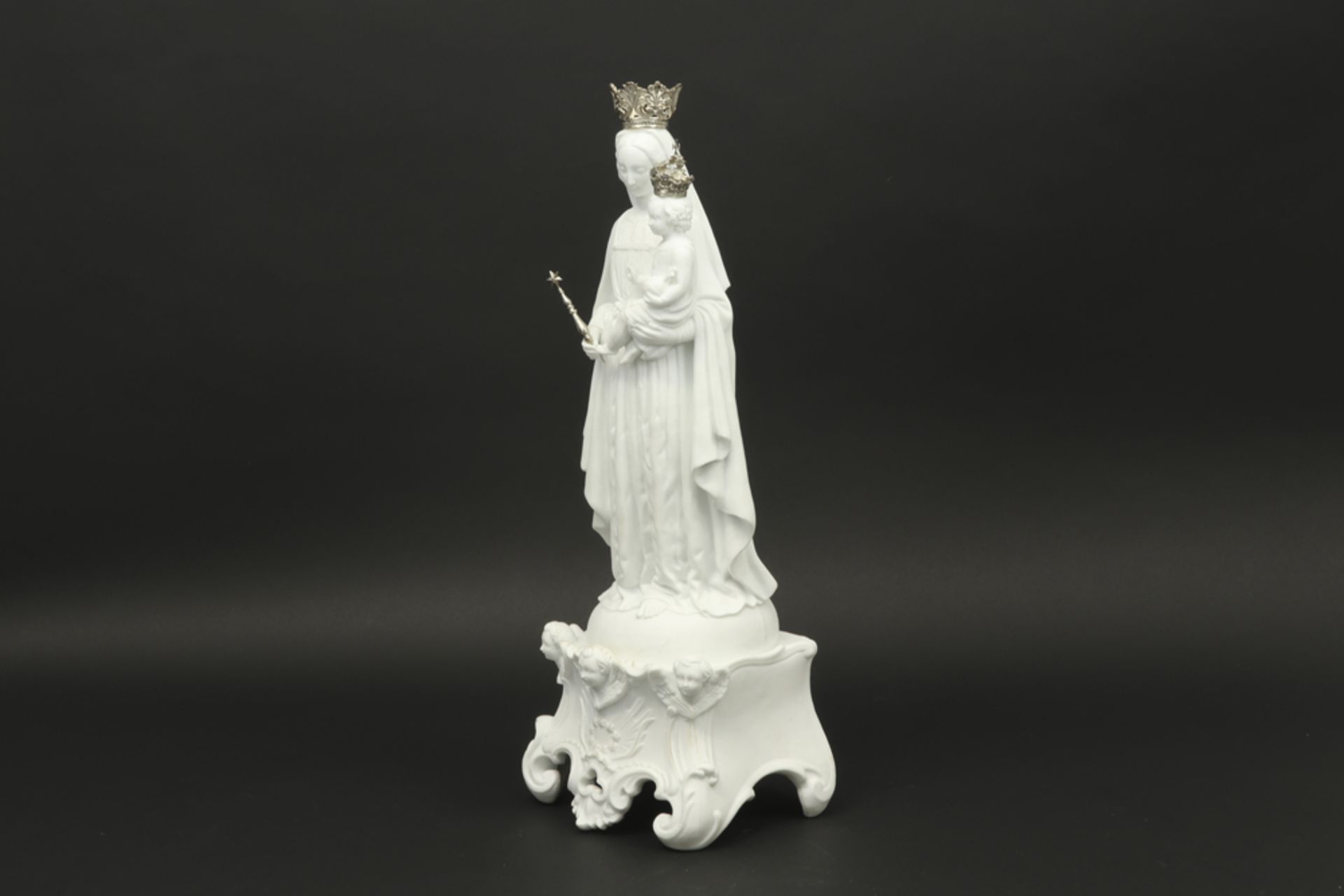 antique sculpture in biscuit-porcelain with silver crowns and staff||Antieke sculptuur in - Image 2 of 3