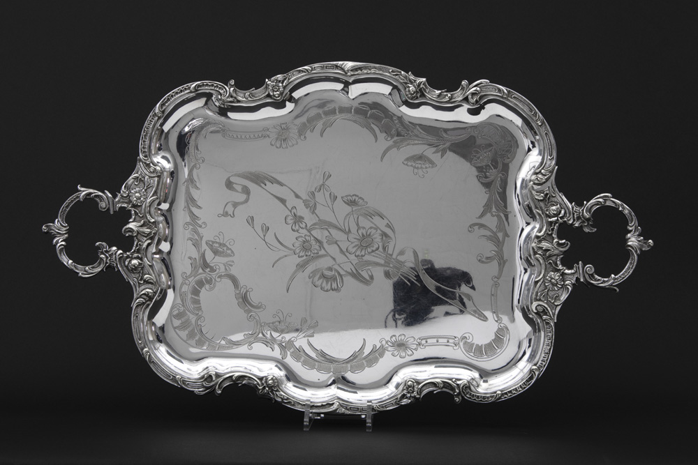 antique serving tray in silverplated brass||Antieke dienplateau met twee grepen met rocaille-