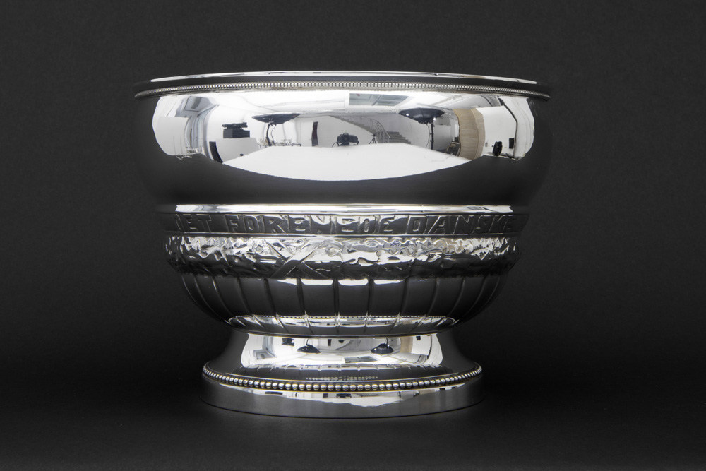 quite big early Art Deco-bowl in marked and August Thomson signed silver, dated 1923||THOMSON AUGUST - Bild 3 aus 5