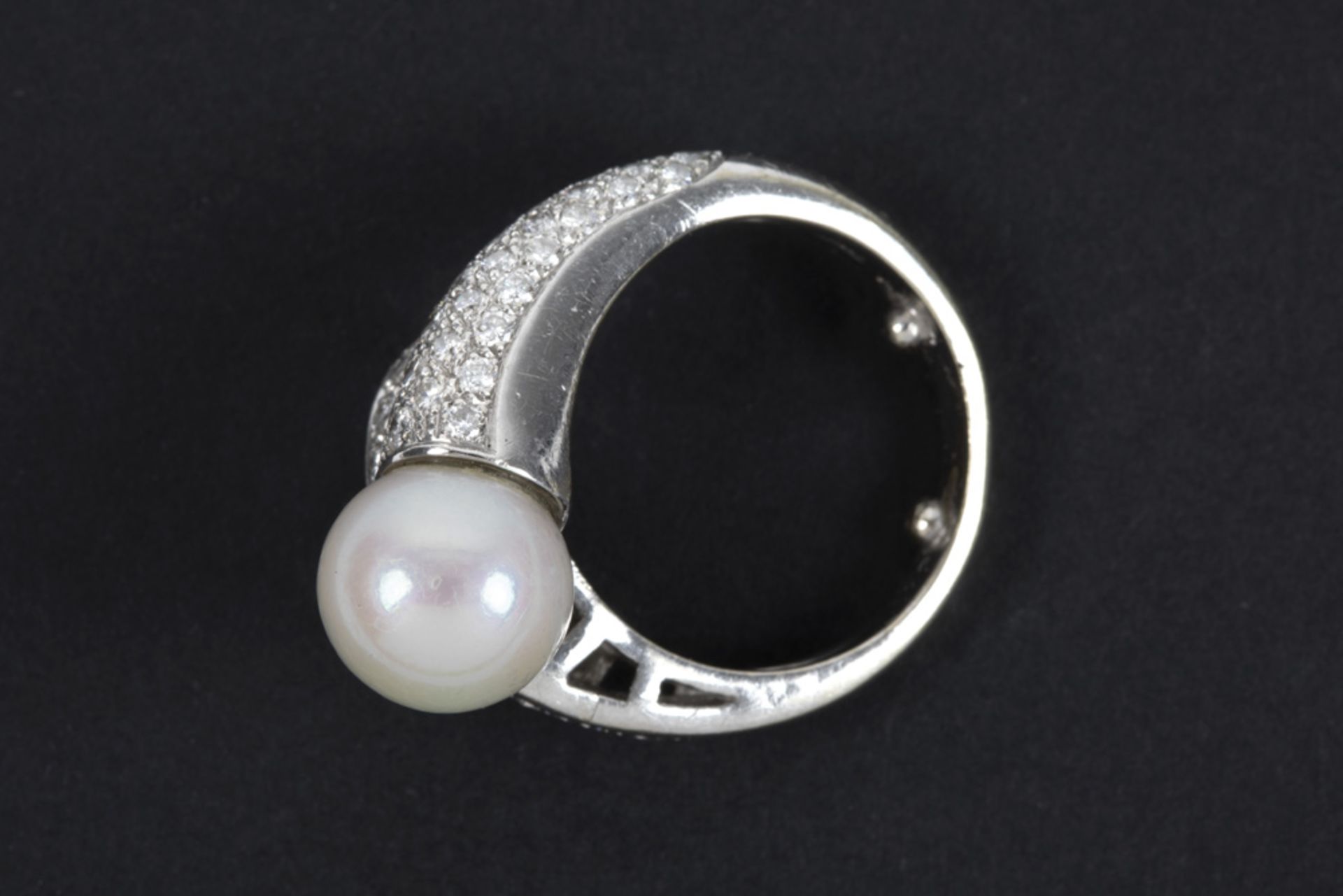 ring in white gold (18 carat) with a snake design with a white pearl as the head and ca 1,20 carat - Image 2 of 3
