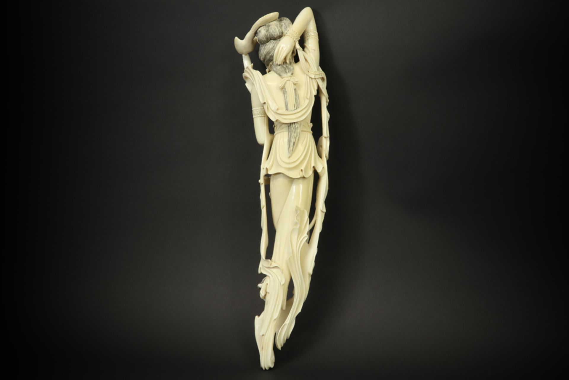 1920/30's Chinese "Reclining Quan Yin" sculpture in ivory on a wooden stand||Oude Chinese - Image 5 of 6