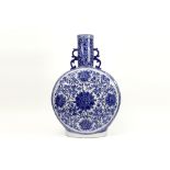 quite big Chinese moonflask vase in porcelain with a blue-white decor||Grote 20ste eeuwse Chinese