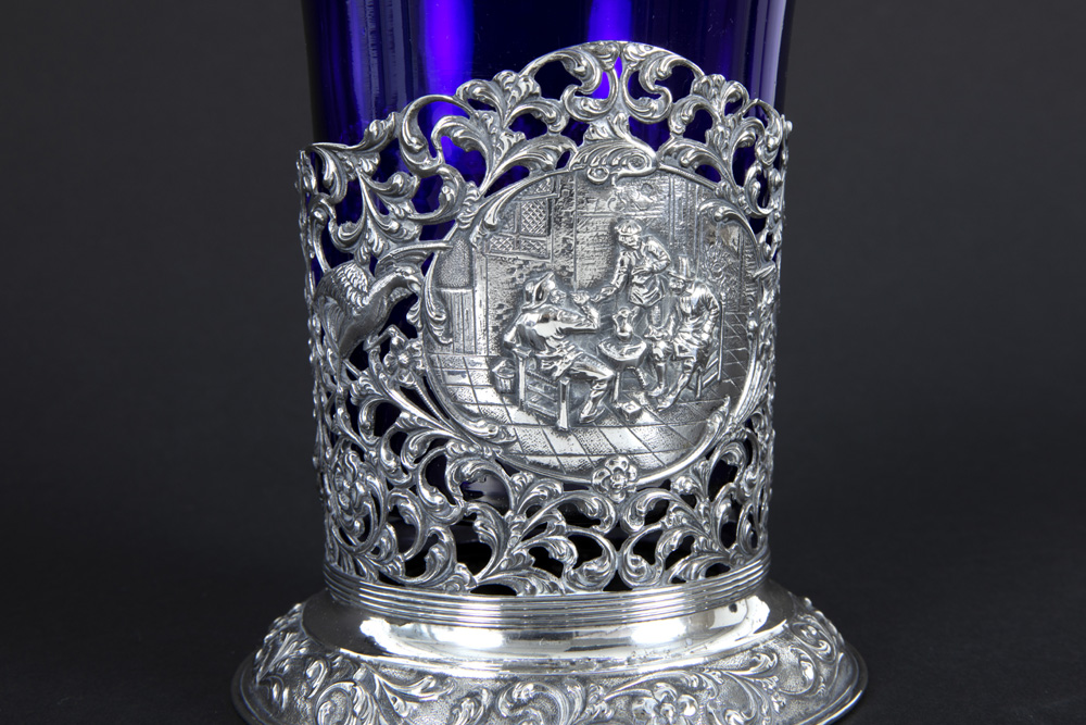 'antique' vase in blue glass with a neoclassical mounting in marked silver||'Antieke' vaas in - Bild 4 aus 5