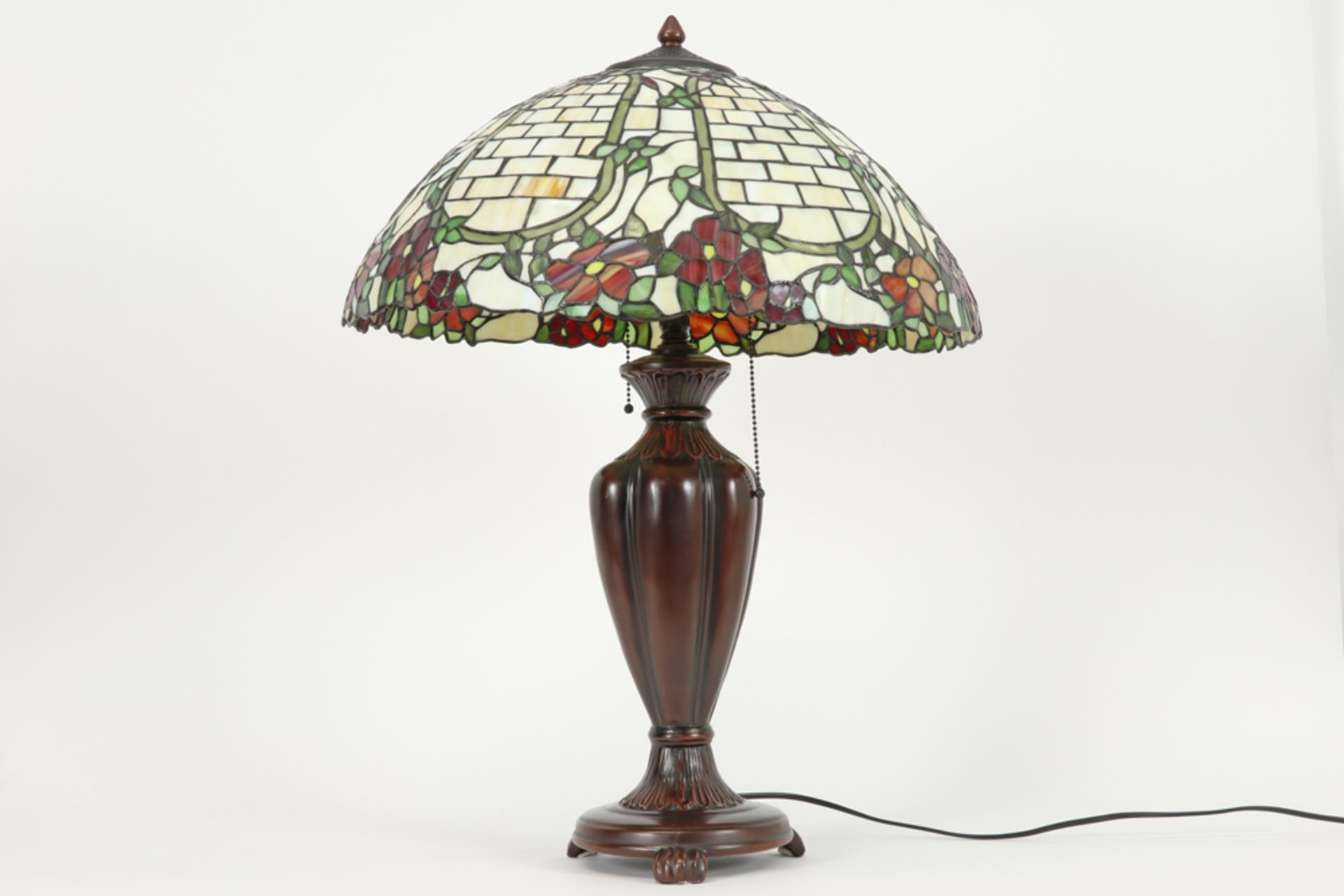 Tiffany style lamp with base in bronze and shade in glass-in-lead||Lamp in Tiffany-stijl met bronzen - Bild 2 aus 3