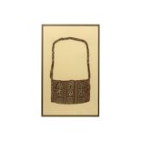 framed Precolombian tomb find : a textile purse||Ingekaderde grafvondst : authentiek