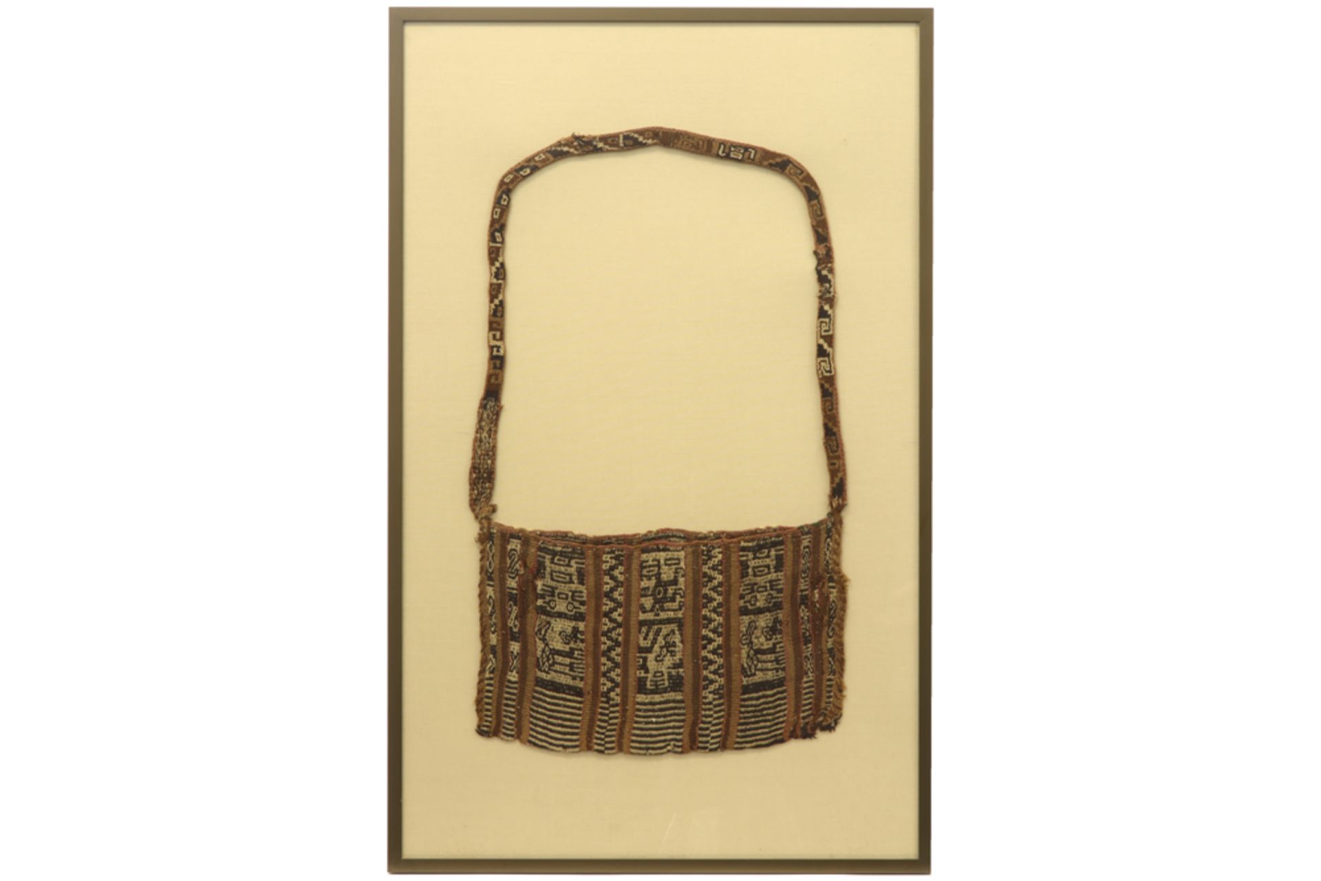 framed Precolombian tomb find : a textile purse||Ingekaderde grafvondst : authentiek