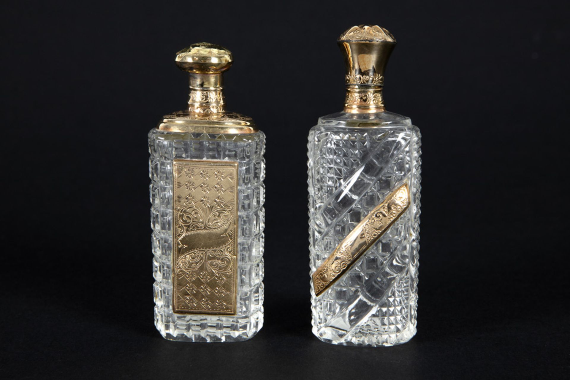 two antique perfume bottles in crystal and marked yellow gold (14 carat)||Lot van twee antieke