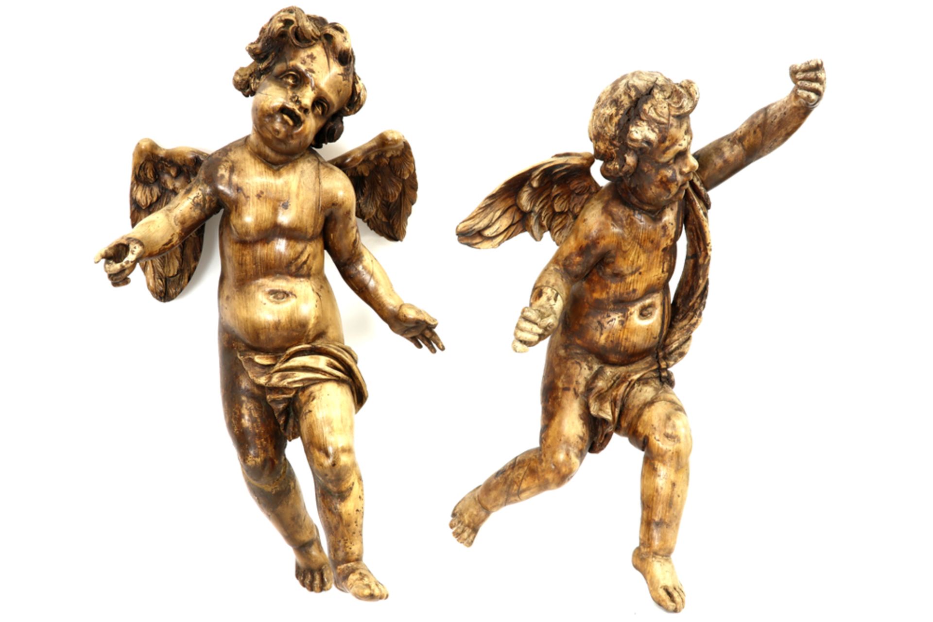 pair of 17th/18th Cent. baroque style cupid sculptures in wood||Paar zeventiende/achttiende eeuwse - Image 2 of 4