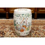 Chinese stool in porcelain with a polychrome figures decor||Chinese taboeret in porselein met een