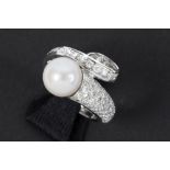 ring in white gold (18 carat) with a snake design with a white pearl as the head and ca 1,20 carat