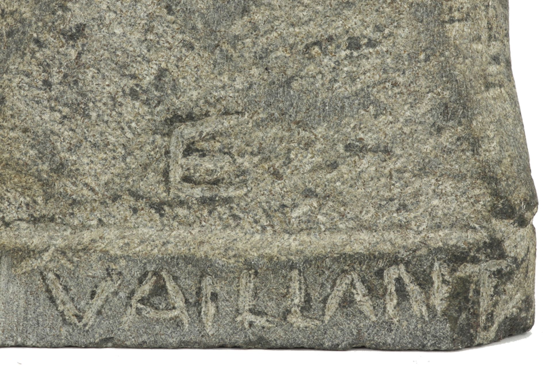 stone sculpture - signed E. Vaillant||E. VAILLANT sculptuur in blauwsteen : "Sint Pieter" - hoogte : - Image 4 of 4