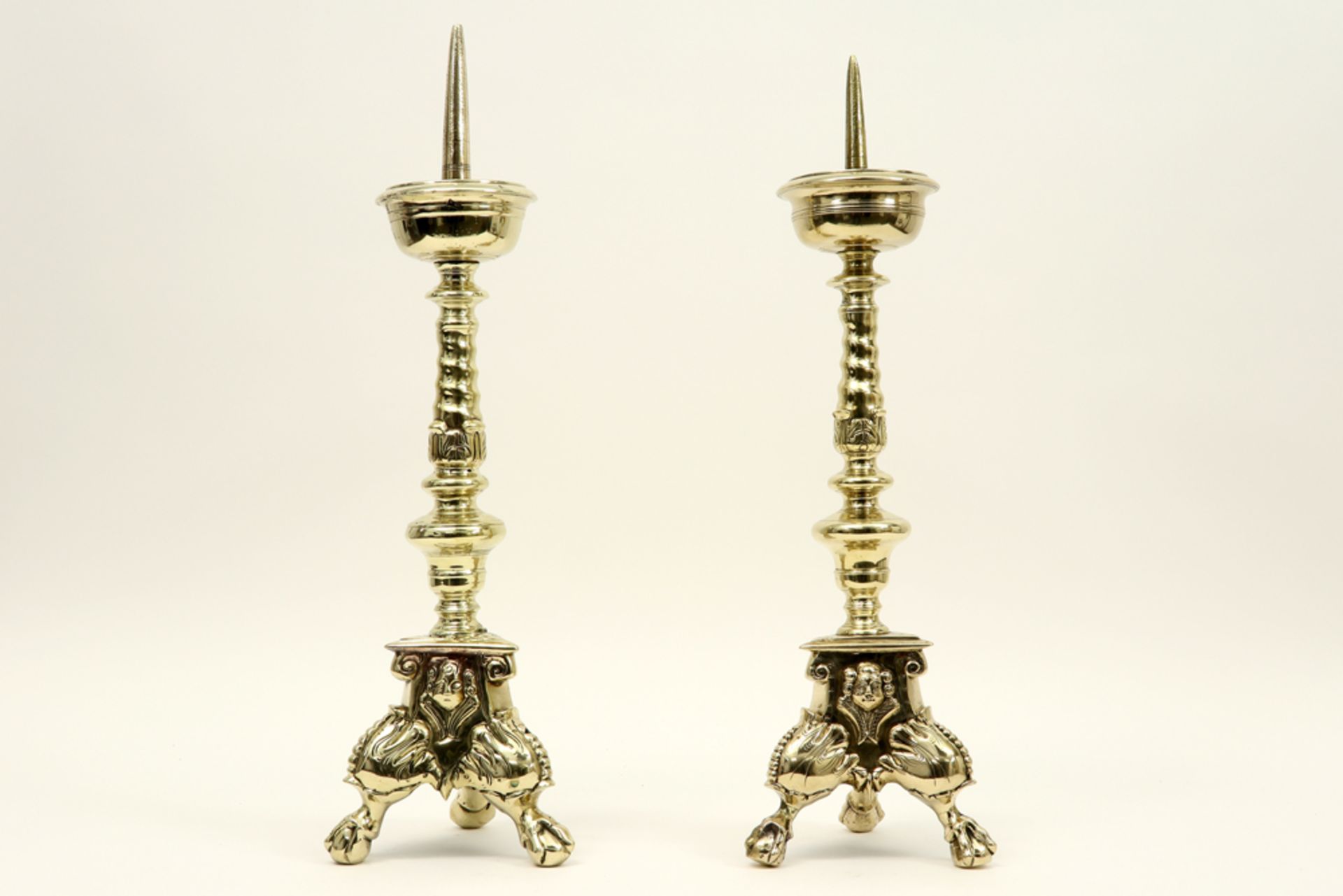 pair of 17th/18th Cent. altar candlesticks in brass||Paar zeventiende/achttiende eeuwse barokke - Image 2 of 4