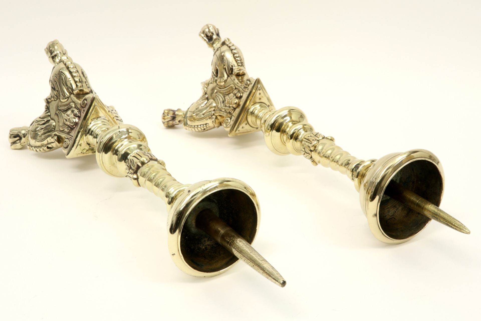 pair of 17th/18th Cent. altar candlesticks in brass||Paar zeventiende/achttiende eeuwse barokke - Image 3 of 4