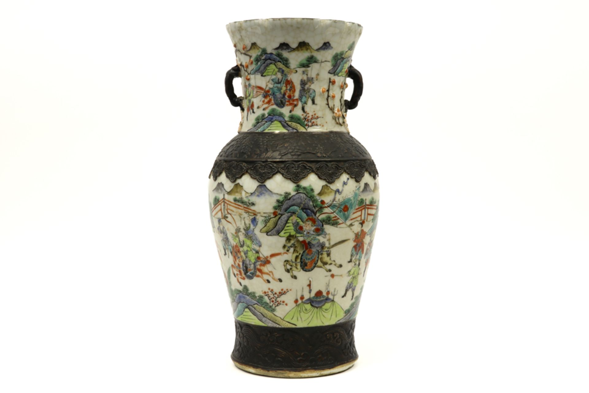 19th Cent. Chinese vase in marked porcelain with a polychrome decor with figures||Negentiende eeuwse