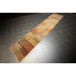 handknotted Nepalese rug (runner)||Nepalese handgeknoopte loper met lijnenspel in bruine tinten -