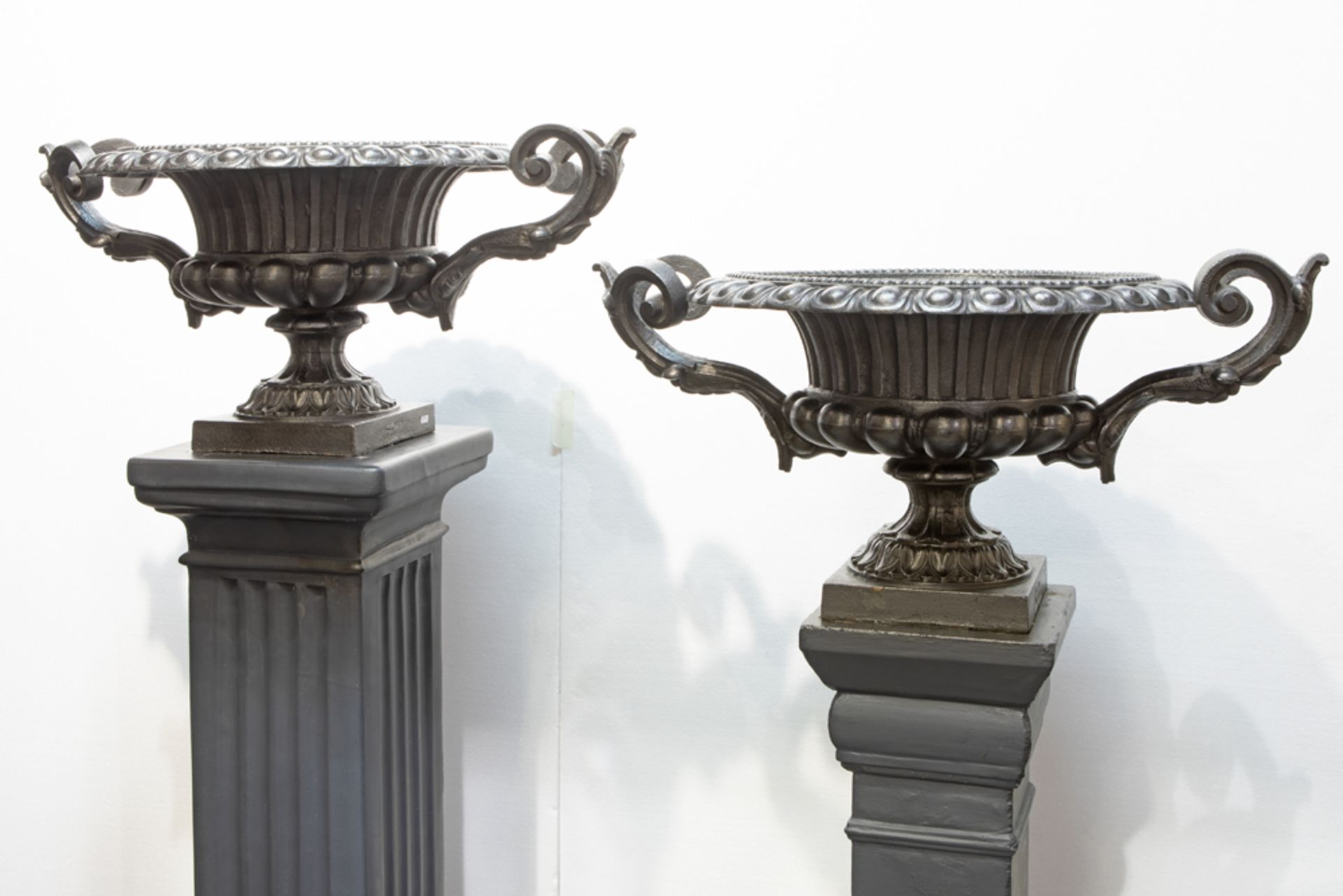 pair of garden urns in cast iron - each on a pedestal||Paar tuinurnes met grepen in gietijzer - - Bild 3 aus 3