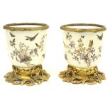 pair of 19th Cent. jardiniers in porcelain from Paris with a gilded bronze mounting||Paar