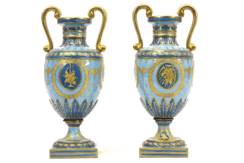 pair of neoclassical vases in marked porcelain||Paar twee-armige neoclassicistische vazen in gemerkt - Image 2 of 6