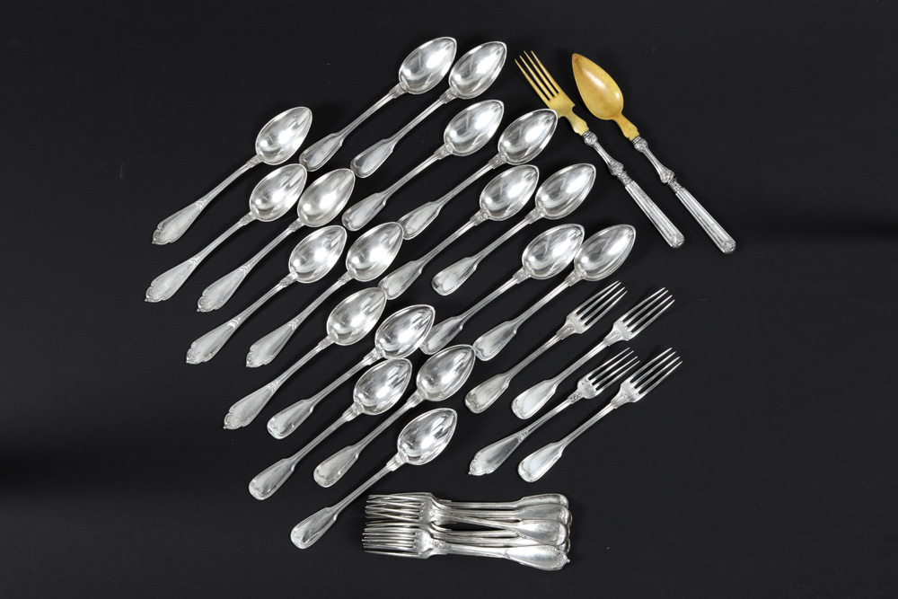 37 pieces of cutlery in marked silver||Lot bestek (37 stuks) in gemerkt massief zilver - gewicht : - Bild 2 aus 4