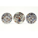 three 18th Cent. Chinese plates in porcelain with an Imari decor||Lot van drie achttiende eeuwse
