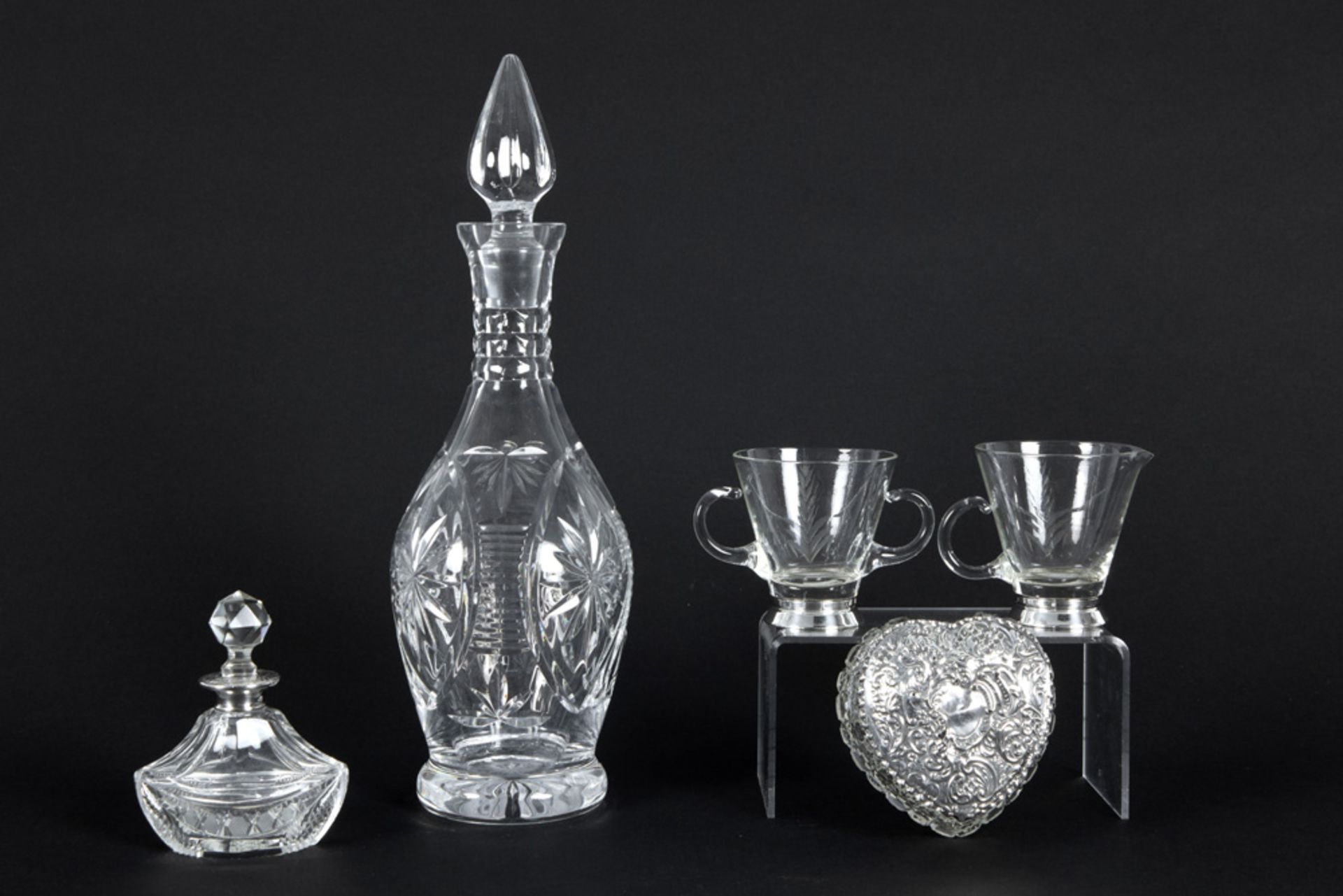 several items in clear crystal and silver : cremeset, set of pepper, perfume- and powder box||Lot (6 - Image 2 of 6
