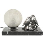 small French Art Deco lamp with a silverplated sculpture on a marble base||Frans Art Deco-lampje met