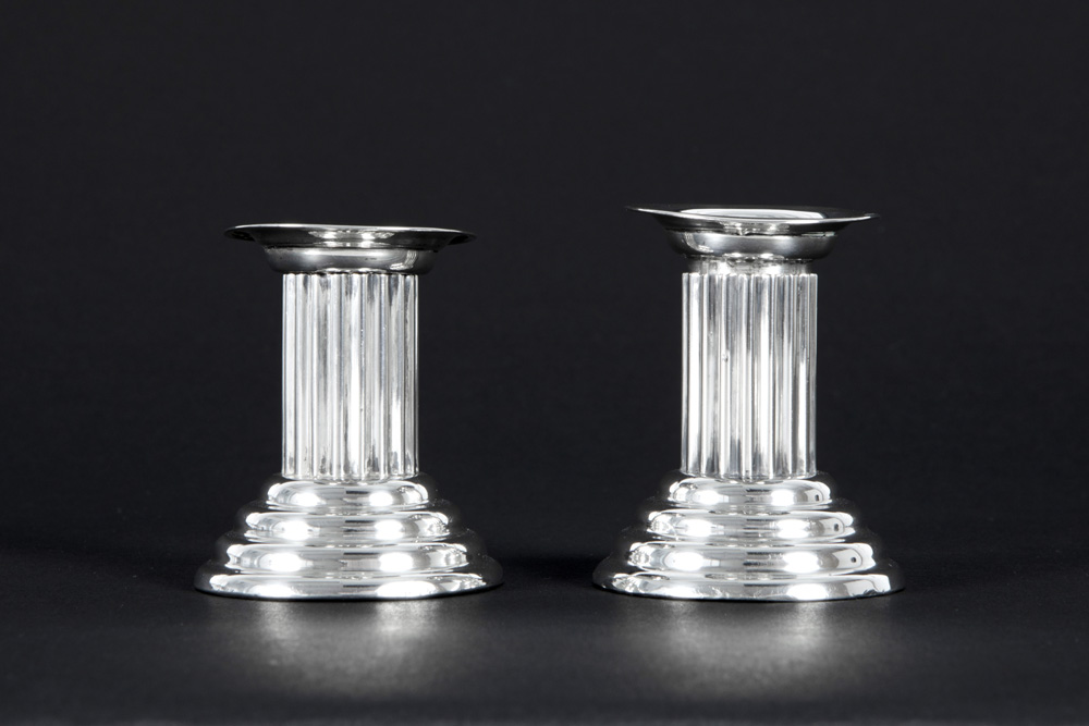 pair of small neoclassical candlesticks in marked silver||Paar neoclassicistische kandelaartjes in