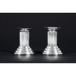 pair of small neoclassical candlesticks in marked silver||Paar neoclassicistische kandelaartjes in