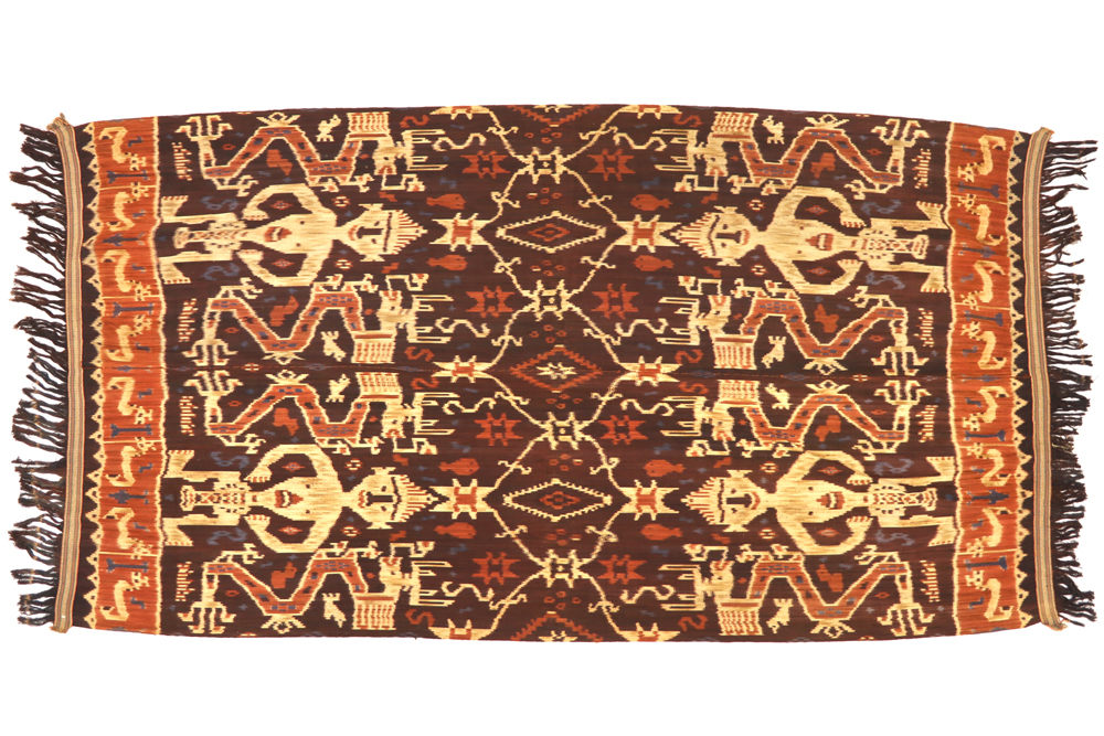 old Batik man's sari from Sumba ||ROUWKOOP GHIZZARDI MONICA INDONESIË / KLEINE SOENDA-EILANDEN /