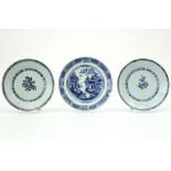 three 18th Cent. Chinese plates in porcelain with a blue-white decor||Lot van drie achttiende eeuwse