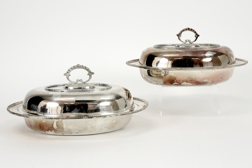 pair of silverplated oval lidded breakfast dishes||Paar ovale gedekselde groentenschalen in