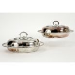 pair of silverplated oval lidded breakfast dishes||Paar ovale gedekselde groentenschalen in