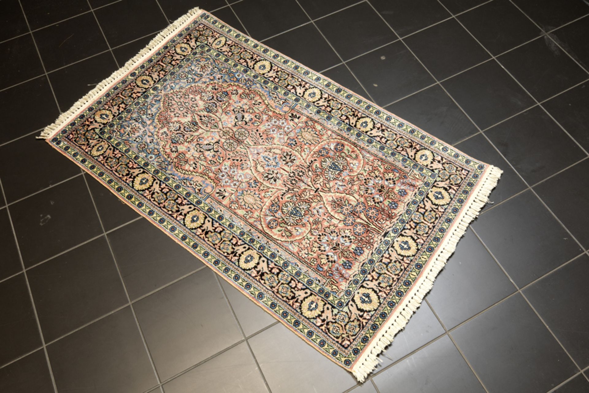 Cachemerean praying rug in silk with a typical mihrab design||Kashmir - bidtapijt in zijde met een