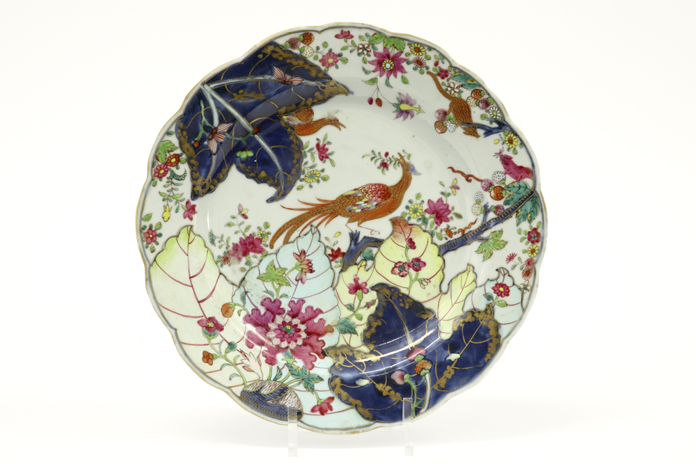 18th Cent. Chinese plate in porcelain with an Famille Rose decor with tobacco leafs||Achttiende