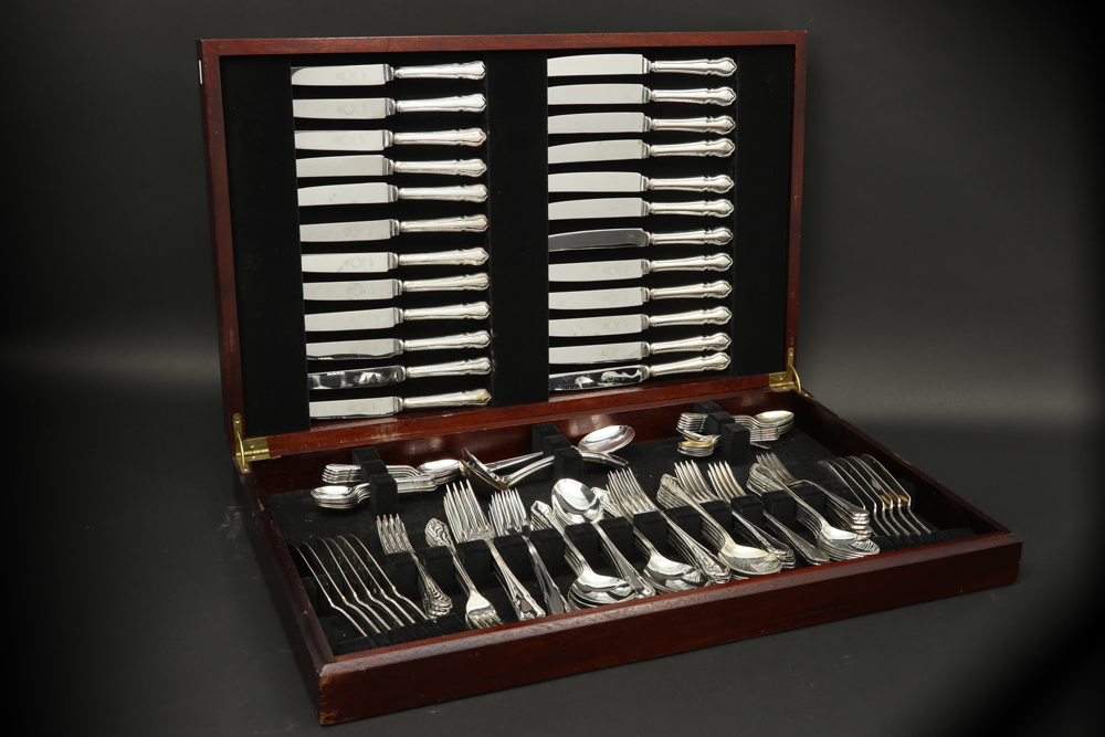 box with a set of 130-pieces of EPNS marked cutlery||Kist met een 130-delig Engels bestek in gemerkt