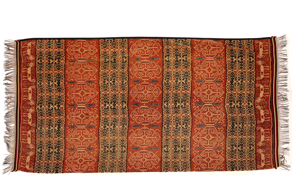 large very well preserved cotton Ikat man's sari||INDONESIË / SUMBA EILAND groot en zeer goed