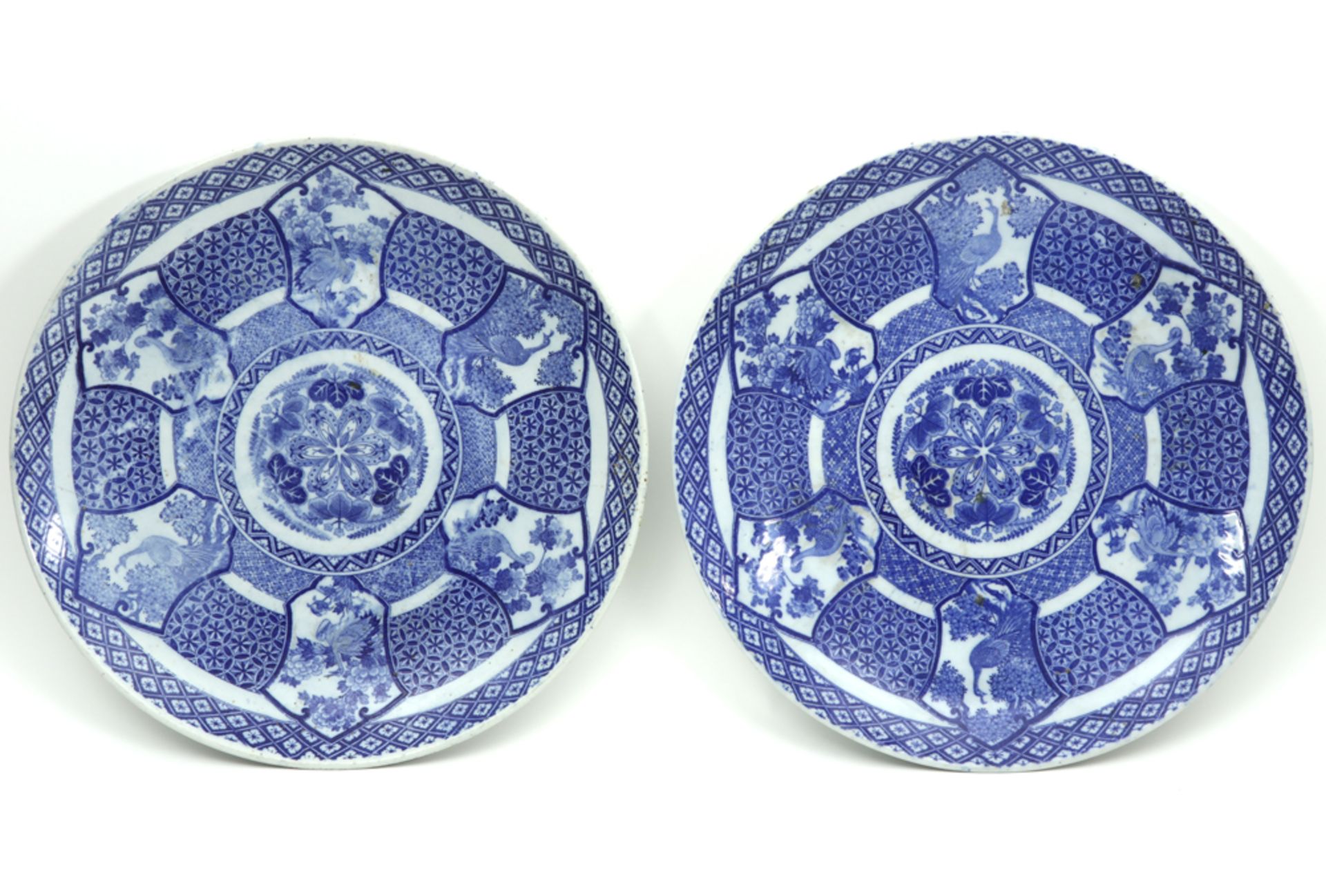 pair of round Meiji period dishes in porcelain with a blue-white decor||Paar ronde Japanse Meiji-