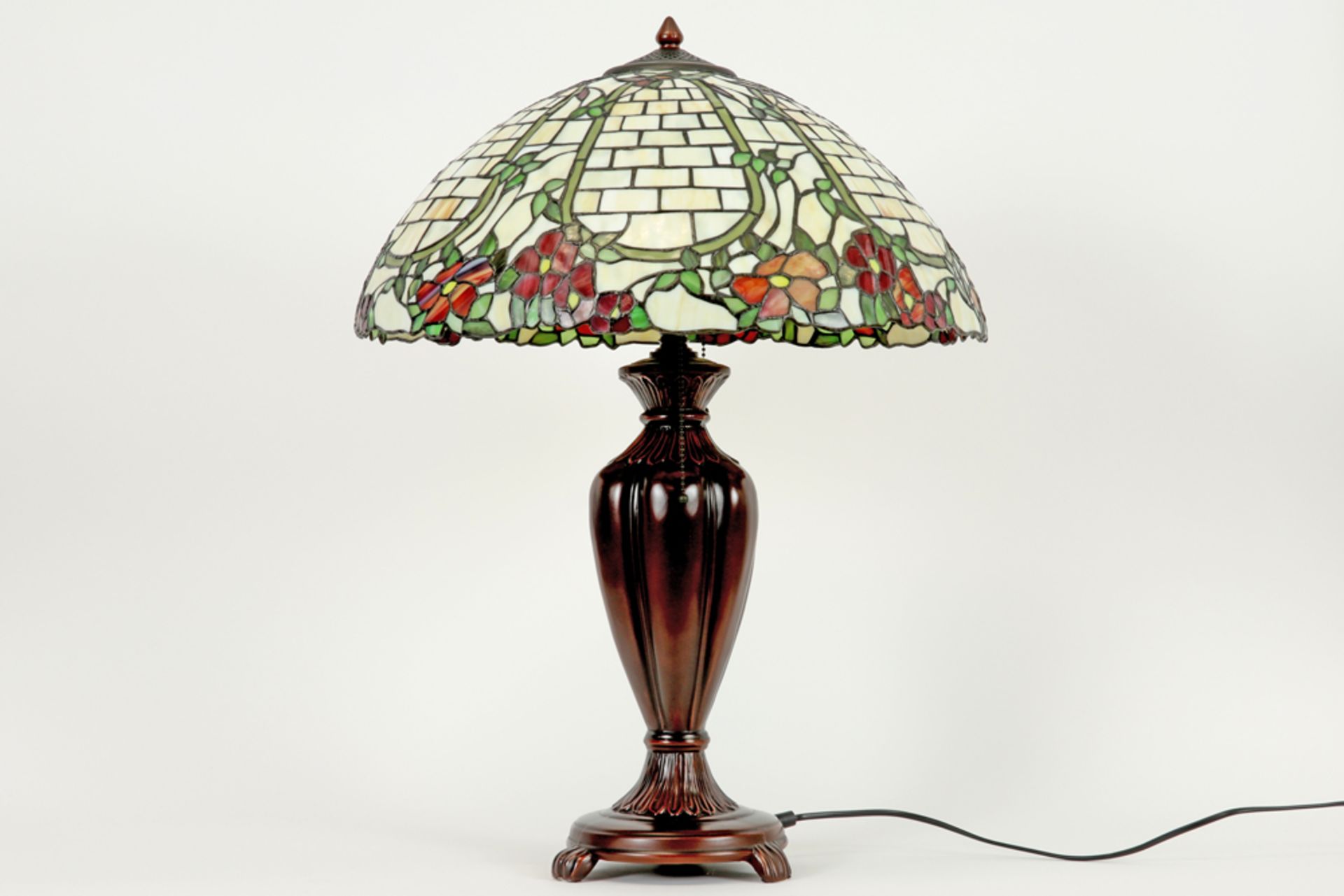Tiffany style lamp with base in bronze and shade in glass-in-lead||Lamp in Tiffany-stijl met bronzen