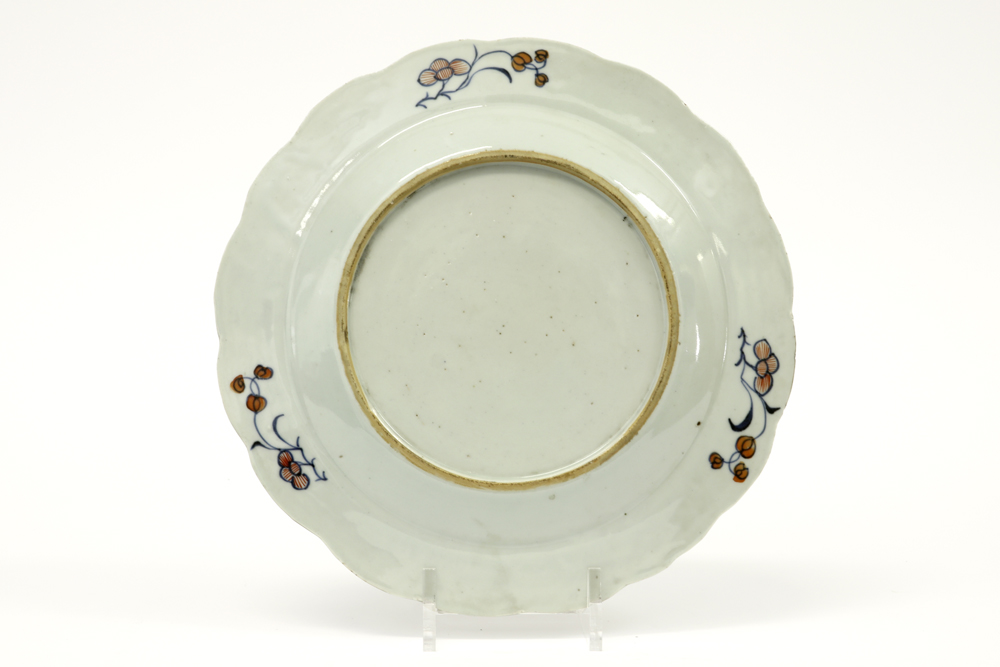 18th Cent. Chinese plate in porcelain with an Famille Rose decor with tobacco leafs||Achttiende - Image 2 of 2