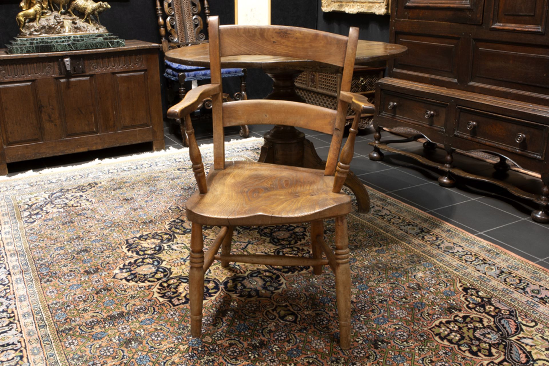 19th Cent. table in walnut and a ship's chair||Lot (2) van een negentiende eeuwse tafel in - Bild 2 aus 2