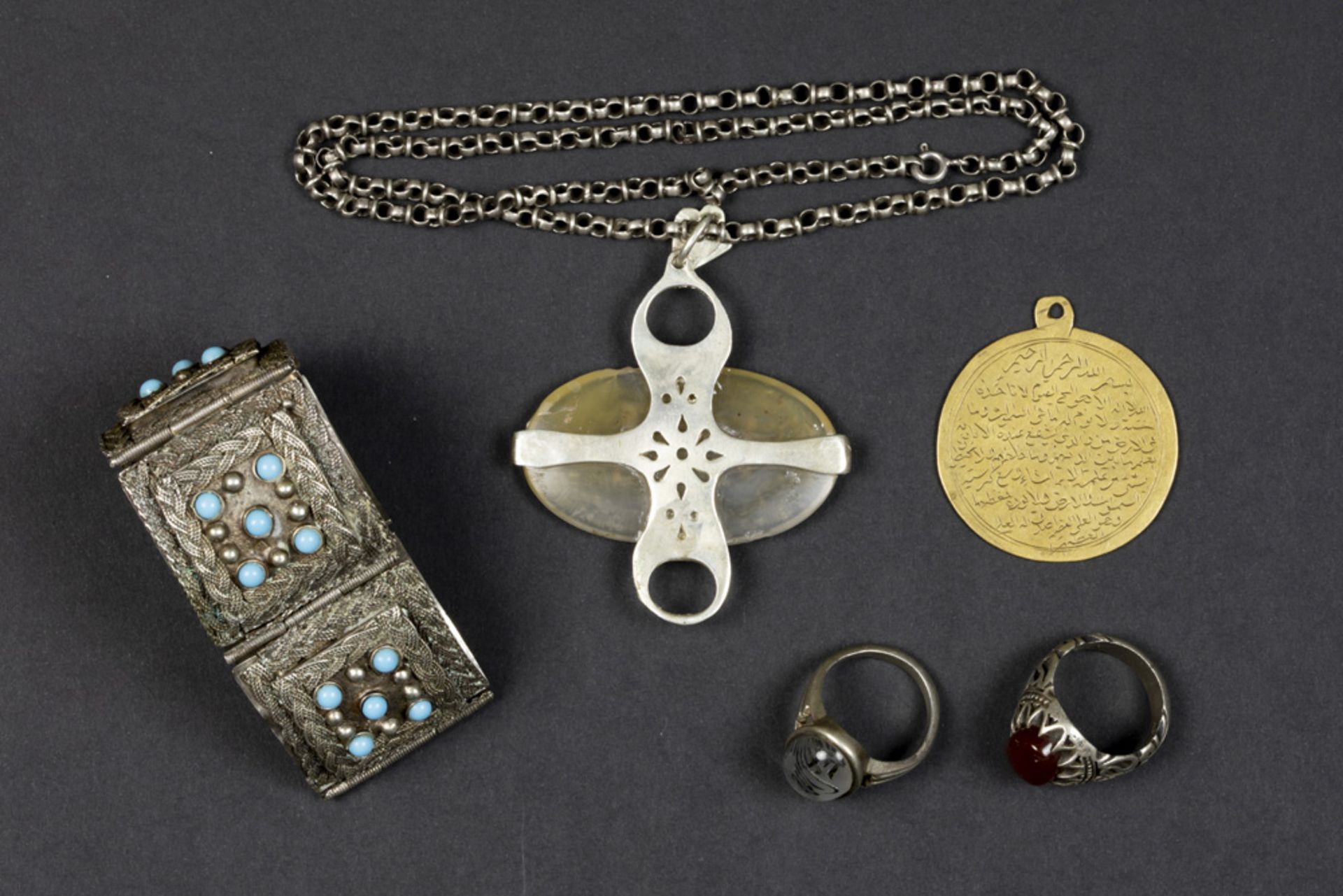 lot (5) oriental jewelry with a silver bracelet, two rings, a pendant with chain and a commemorative - Image 2 of 2