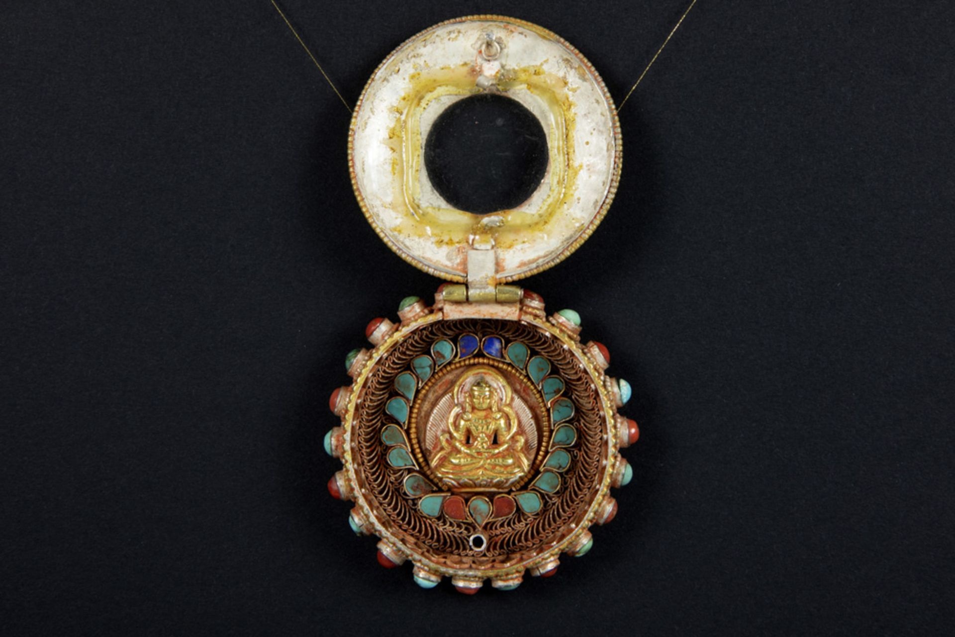 round Tibetan ghau in silver and gold with precious stones (sapphire and ruby), turquoise and - Bild 2 aus 3