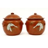 pair of Chinese lidded jars in marked porcelain||Paar Chinese gedekselde potten in gemerkt porselein