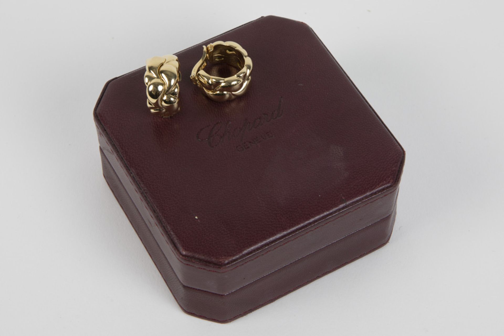 pair of Chopard signed earrings in yellow gold (18 carat) - with their original box||CHOPARD paar - Image 2 of 2